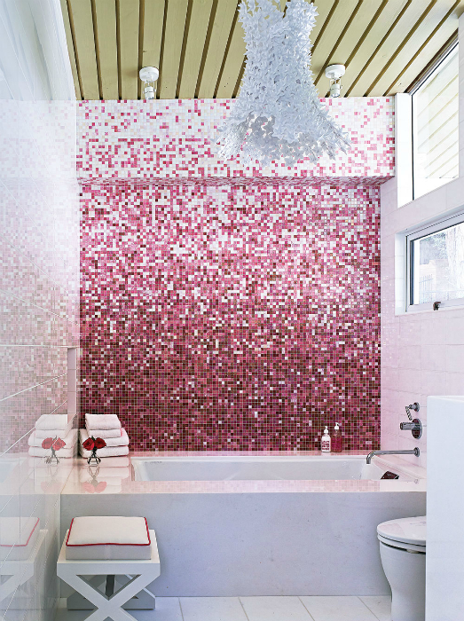 Badkamer versierd met gradiëntmozaïeken.