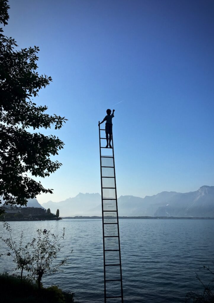 Jongen op ladder onder de blauwe hemel.  Siertrap: de nieuwste trend op het gebied van decoratie