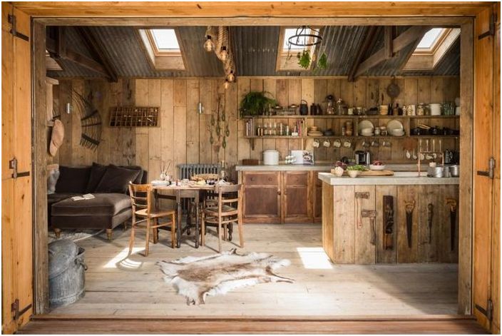 Dit huis heeft houten vloeren, muren en meubels