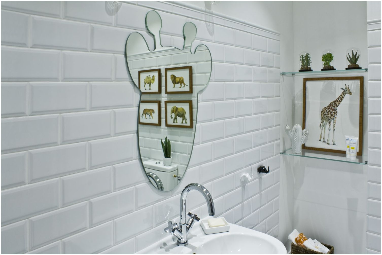 spiegel in de vorm van een giraffe in het ontwerp van een kinderbadkamer