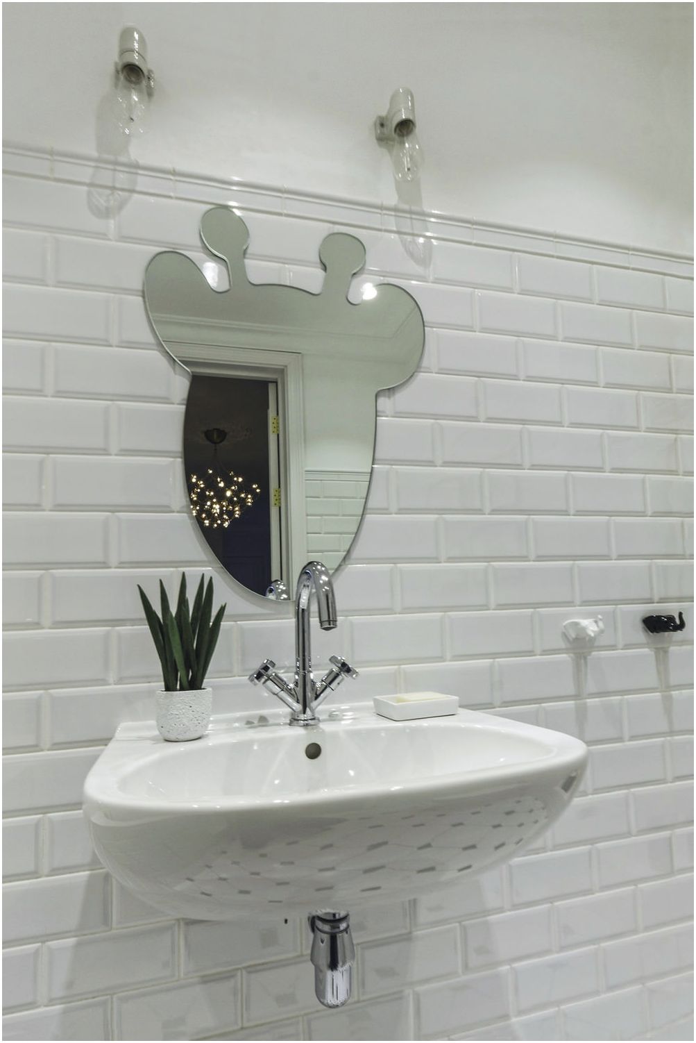 spiegel in de vorm van een giraffe in het ontwerp van een kinderbadkamer