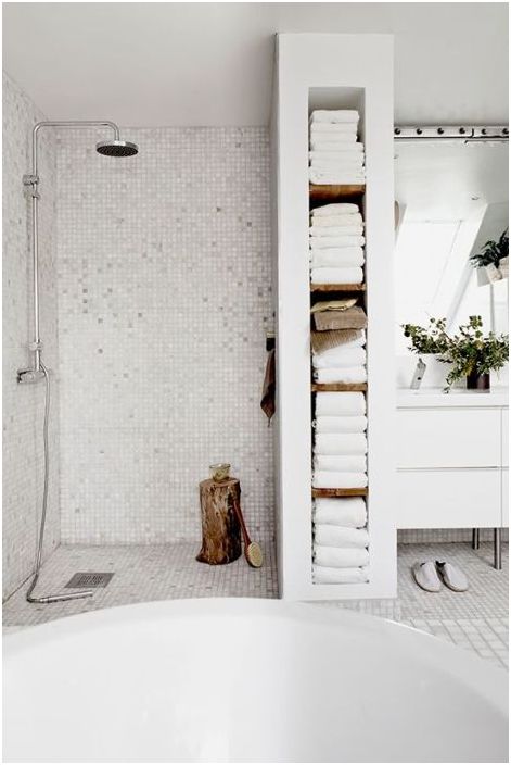 Witte kamer met douche