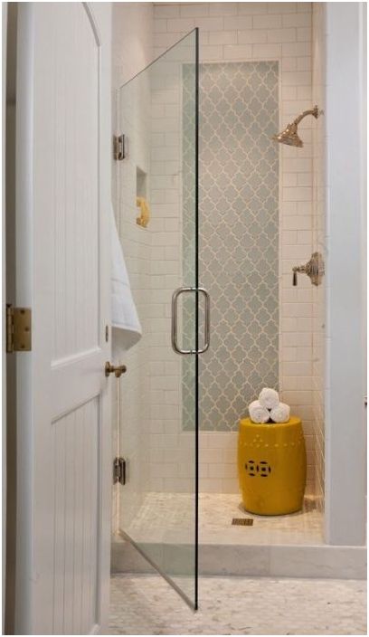 Glazen deur die naar de doucheruimte leidt