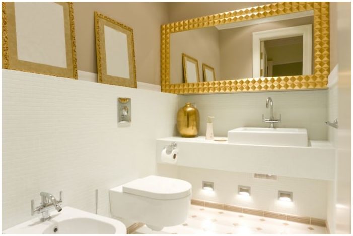 gouden accessoires in de badkamer