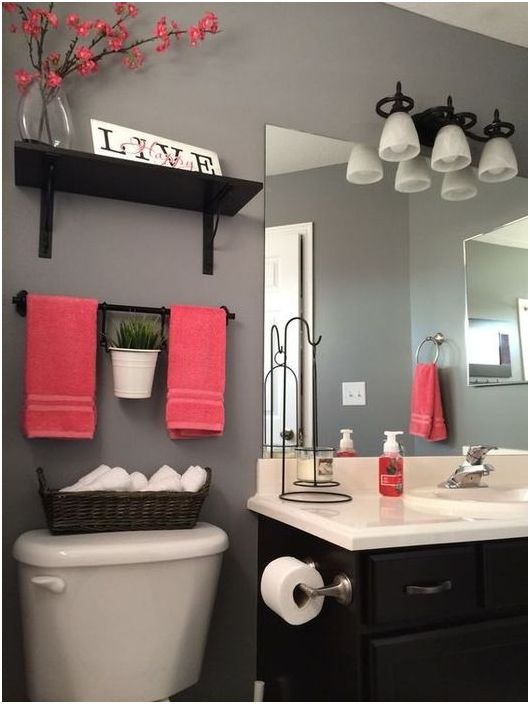 Handdoeken kunnen worden gebruikt om het interieur van elke badkamer te veranderen
