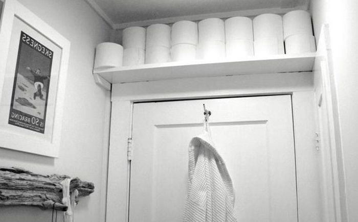 Plank boven de deur voor rollen toiletpapier