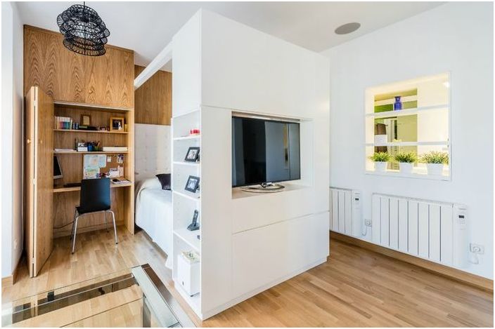 Een appartement met functionele oplossingen die nuttig zullen zijn voor eigenaren van kleine afmetingen