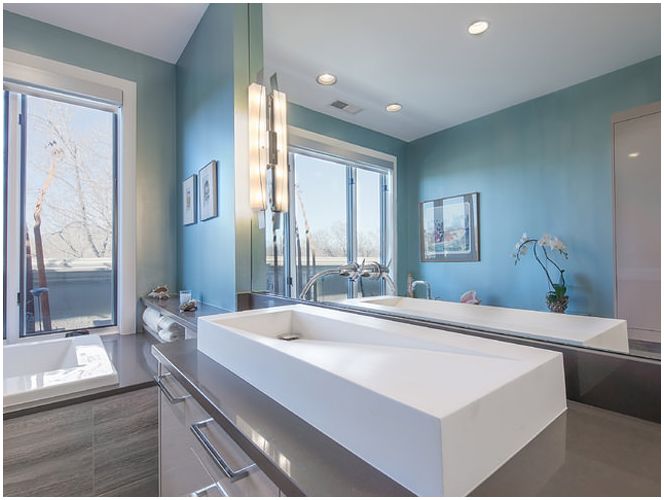 Foto van een blauwe badkamer