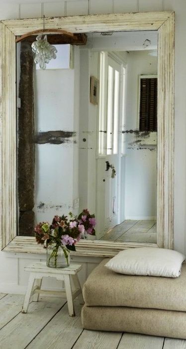Een grote spiegel in een massieve lijst kan in het interieur ook als vals raam worden gebruikt
