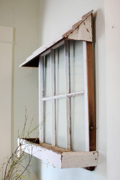 Een oud raamkozijn is handig voor het maken van een nepraam.