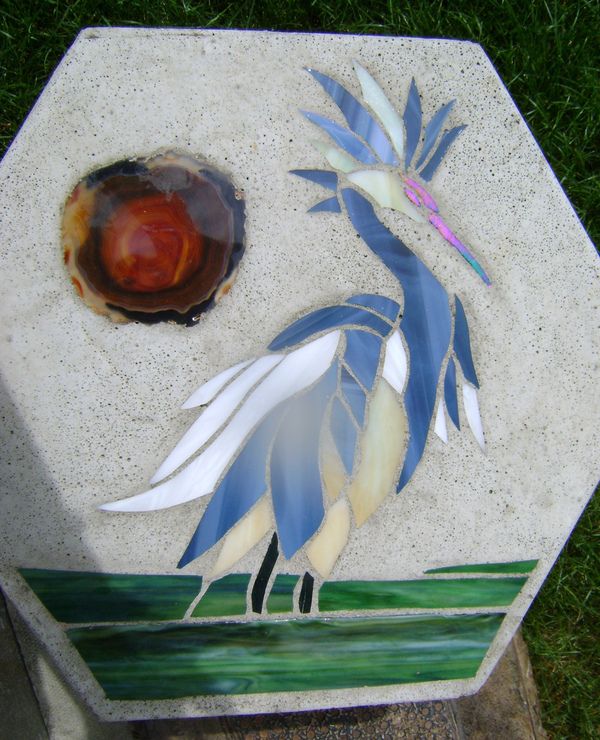 Tekening van vogels op de betonnen tafel