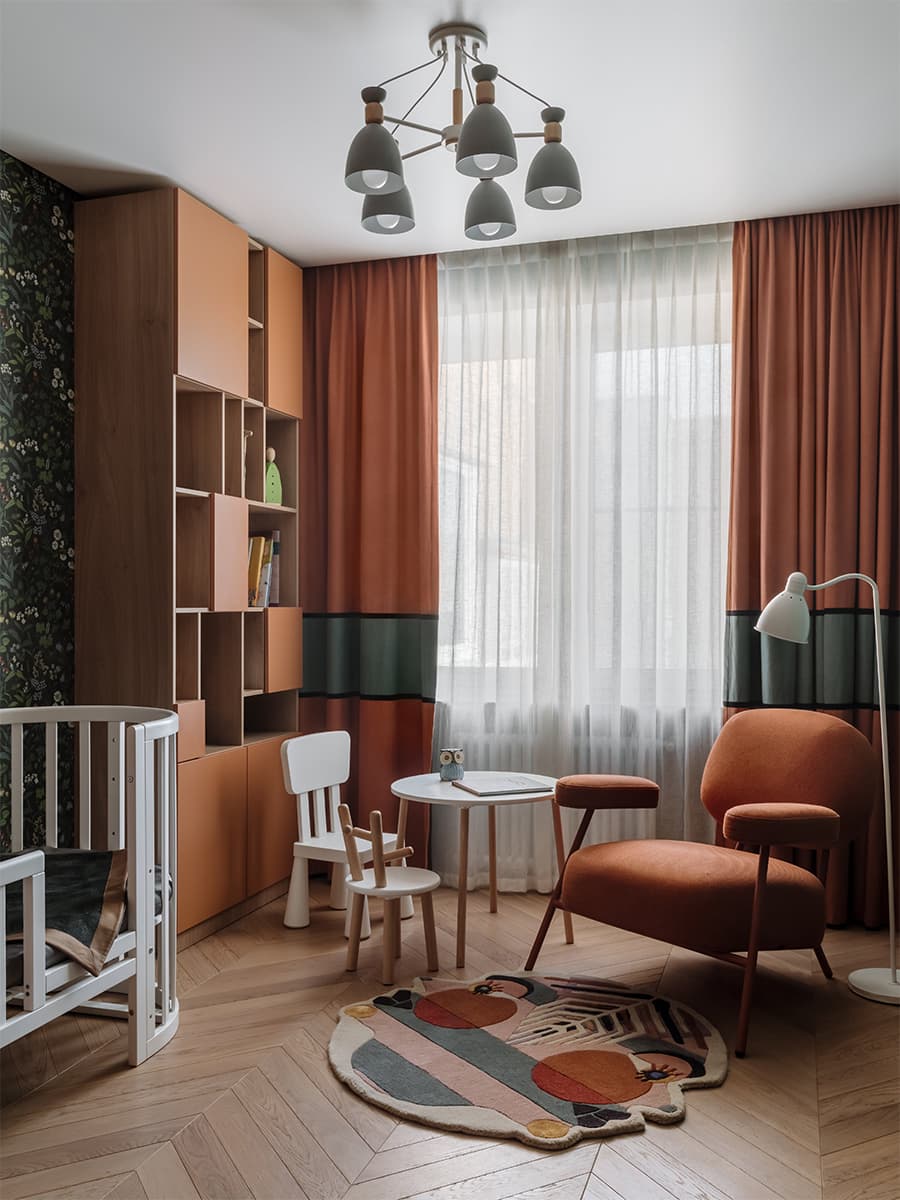 Energie van kleur in het interieur van een appartement met groene en terracotta accenten - project van Elena Sidorina