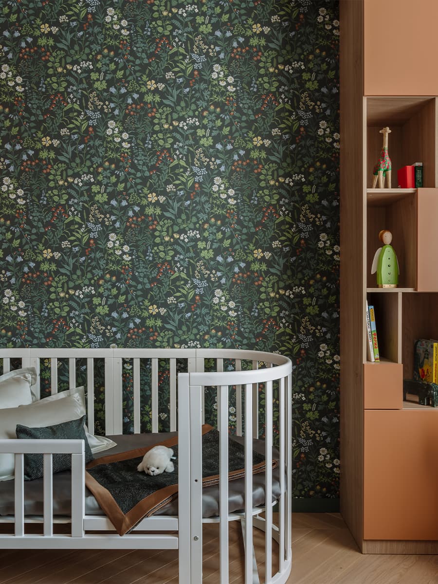 Energie van kleur in het interieur van een appartement met groene en terracotta accenten - project van Elena Sidorina