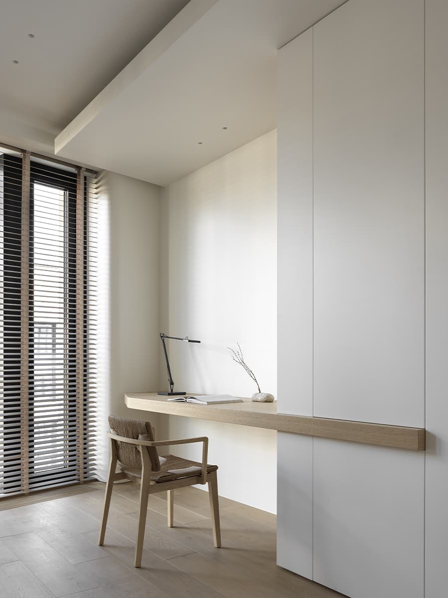 Luchtig interieur van een appartement met een kantoorstudio en een minimalistische keuken - project van Babayants Architects