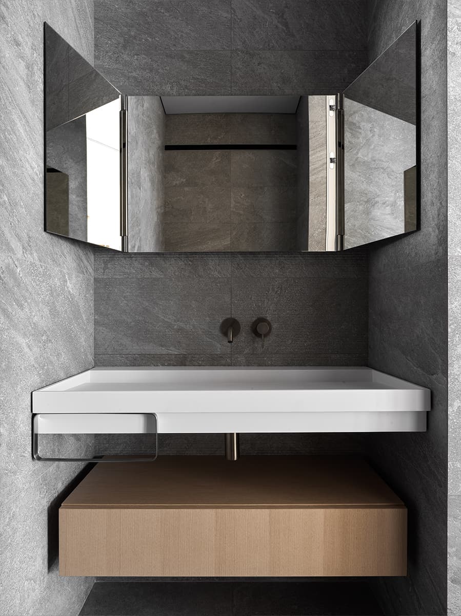 Luchtig interieur van een appartement met een kantoorstudio en een minimalistische keuken - project van Babayants Architects