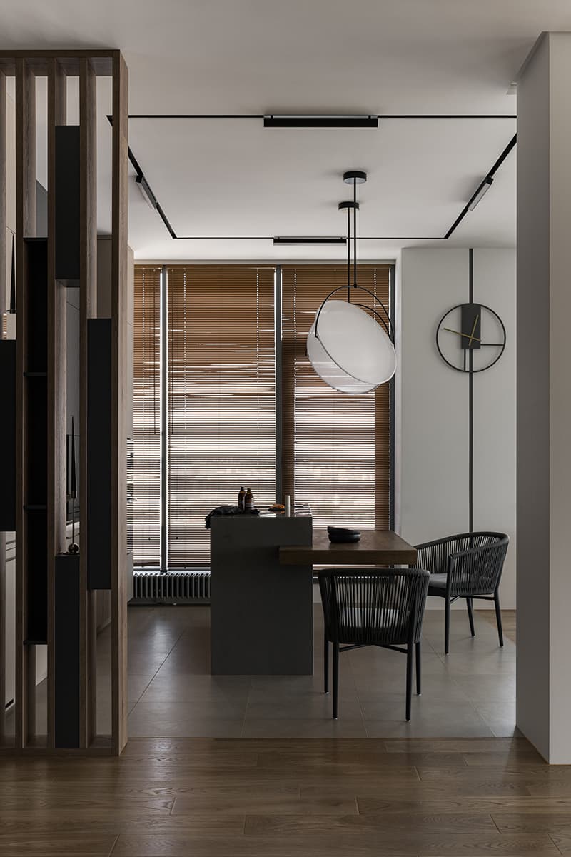 Donkere kleuren en originele oplossingen in het interieur van een ruim appartement met terras - een project van Anna Samarina en de ontwerpstudio Moloko interior