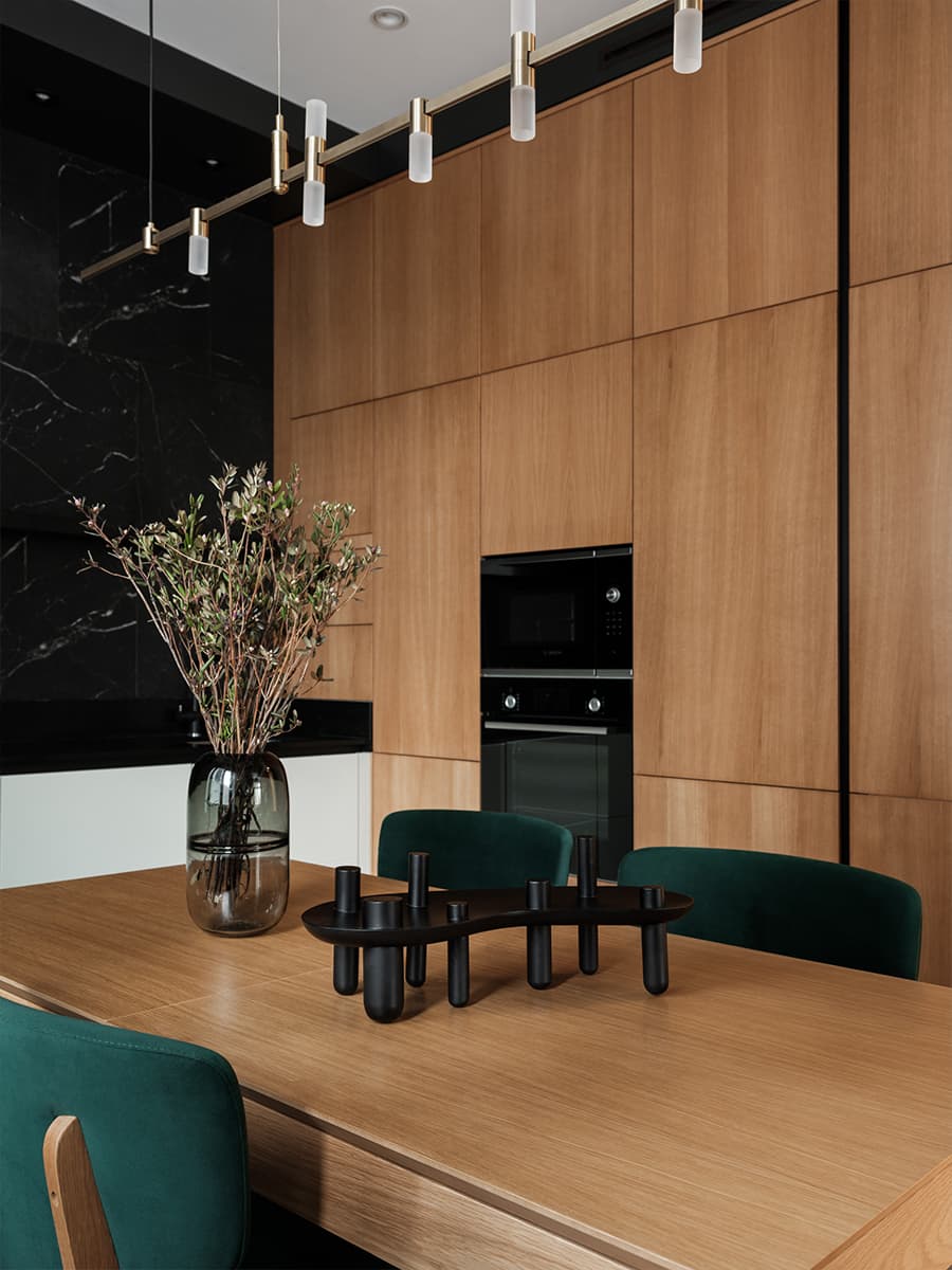 Donkere tinten, groen en hout in het interieur van een appartement met contrasterende keuken - een project van interieurontwerpstudio TOTLstudio