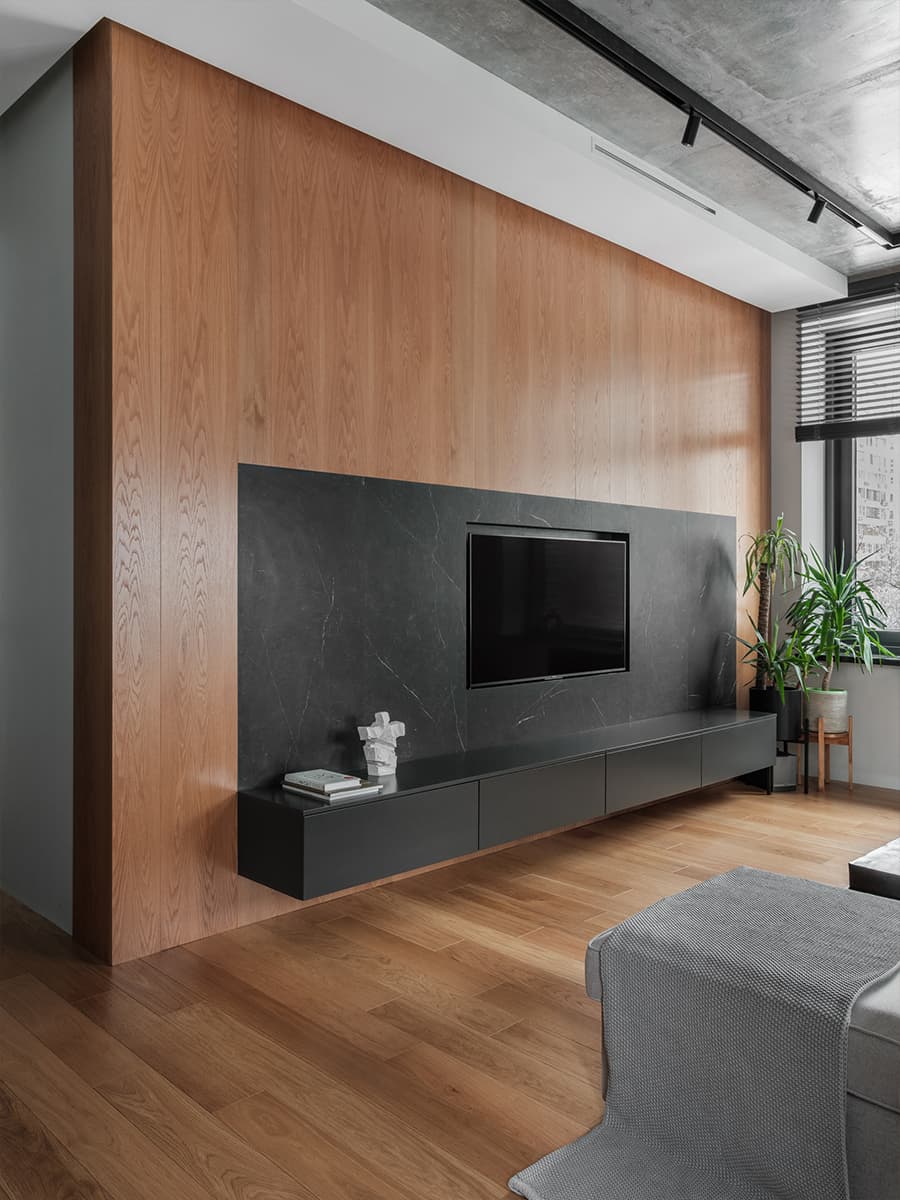 Donkere tinten, groen en hout in het interieur van een appartement met contrasterende keuken - een project van interieurontwerpstudio TOTLstudio