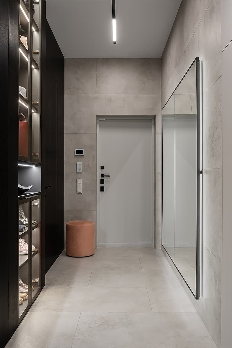 Contrasterend appartementinterieur met marmeren kookeiland - project van bureau Alexander Tischler