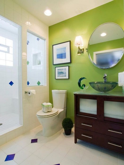 Heldergroene accentmuur in de badkamer.