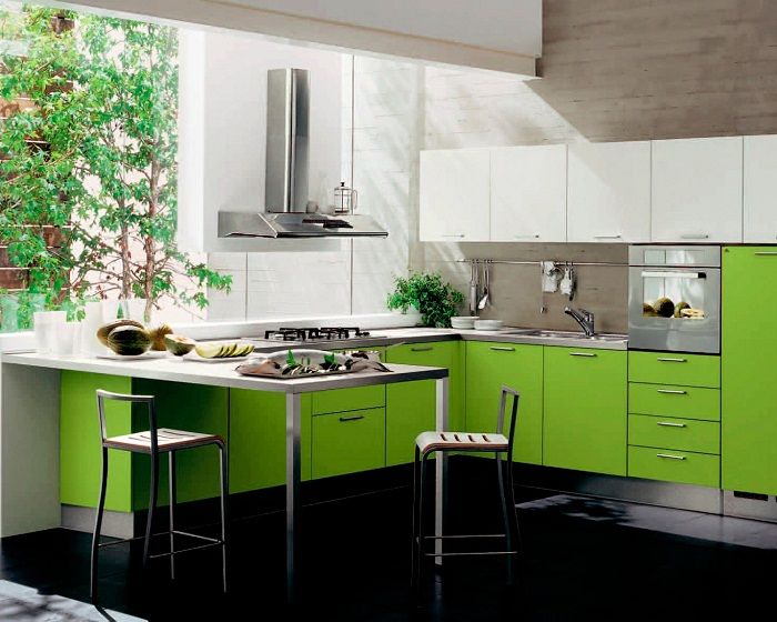 Het decoreren van de keuken in een felgroene kleur is altijd in een goed humeur.