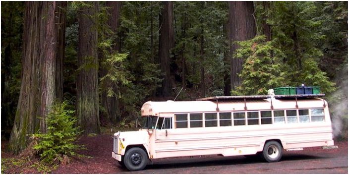 Een schoolbus omgebouwd tot camper.