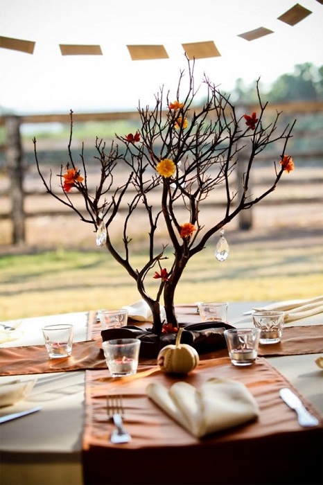 Struik- en boomtakken zijn een veelzijdig natuurlijk materiaal voor het decoreren van een feesttafel voor elk evenement.