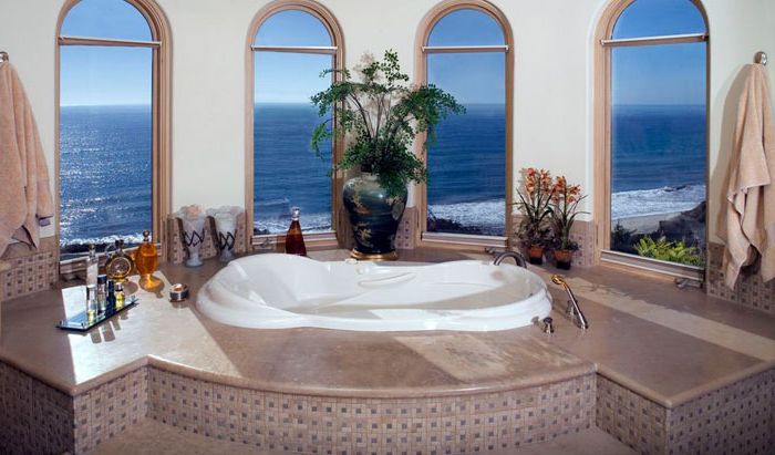 Badkamer met uitzicht op de oceaan