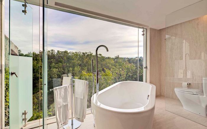 Ruime badkamer met panoramisch uitzicht